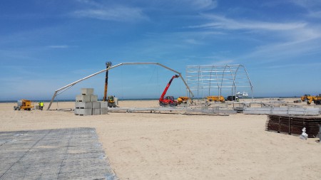 Piquet ou lest béton, c'est souvant les 2 machines qui lèvent la structure.