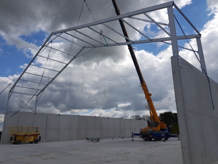 Structure posée sur un mur béton de 5m, pas facile mais résultat nikel.